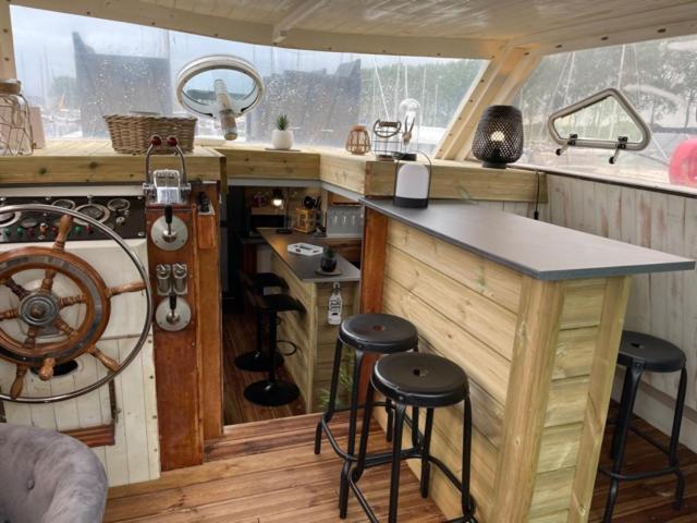 Exceptionnel Bateau Maison Reine Mathilde Ouistreham Buitenkant foto